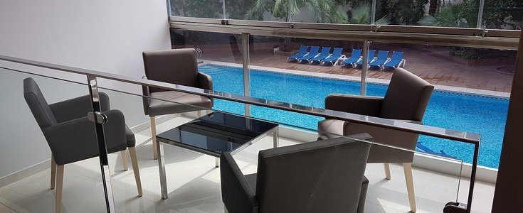 Habitación doble con vistas a la piscina Hotel Perla Benidorm