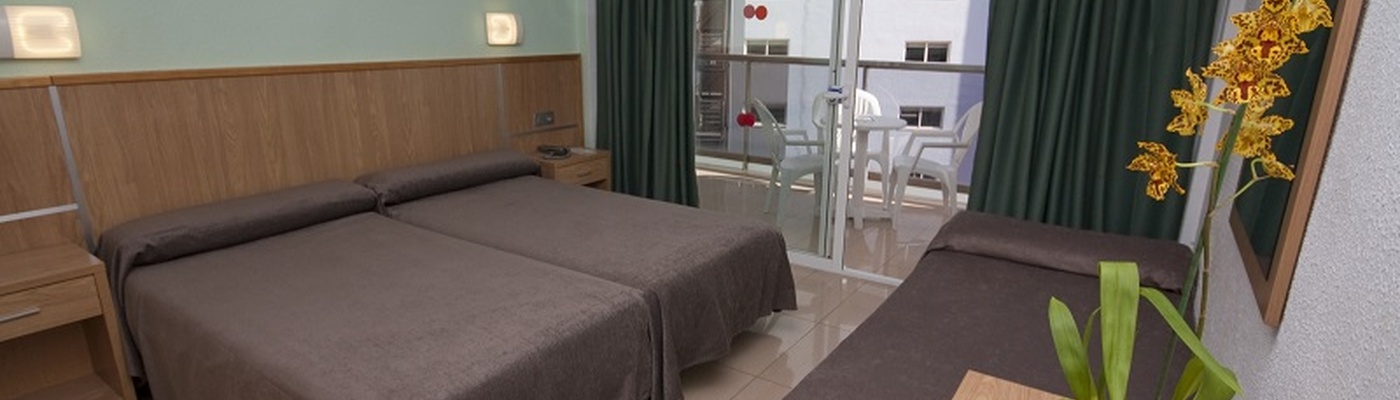 Habitación doble con cama supletoria vista piscina Hotel Perla Benidorm