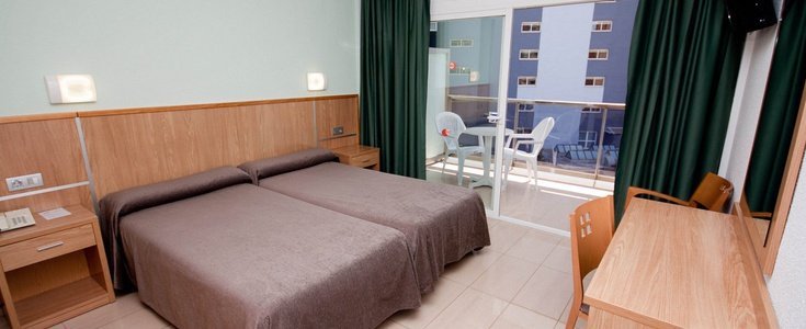 Habitación doble con cama supletoria vista piscina Hotel Perla Benidorm